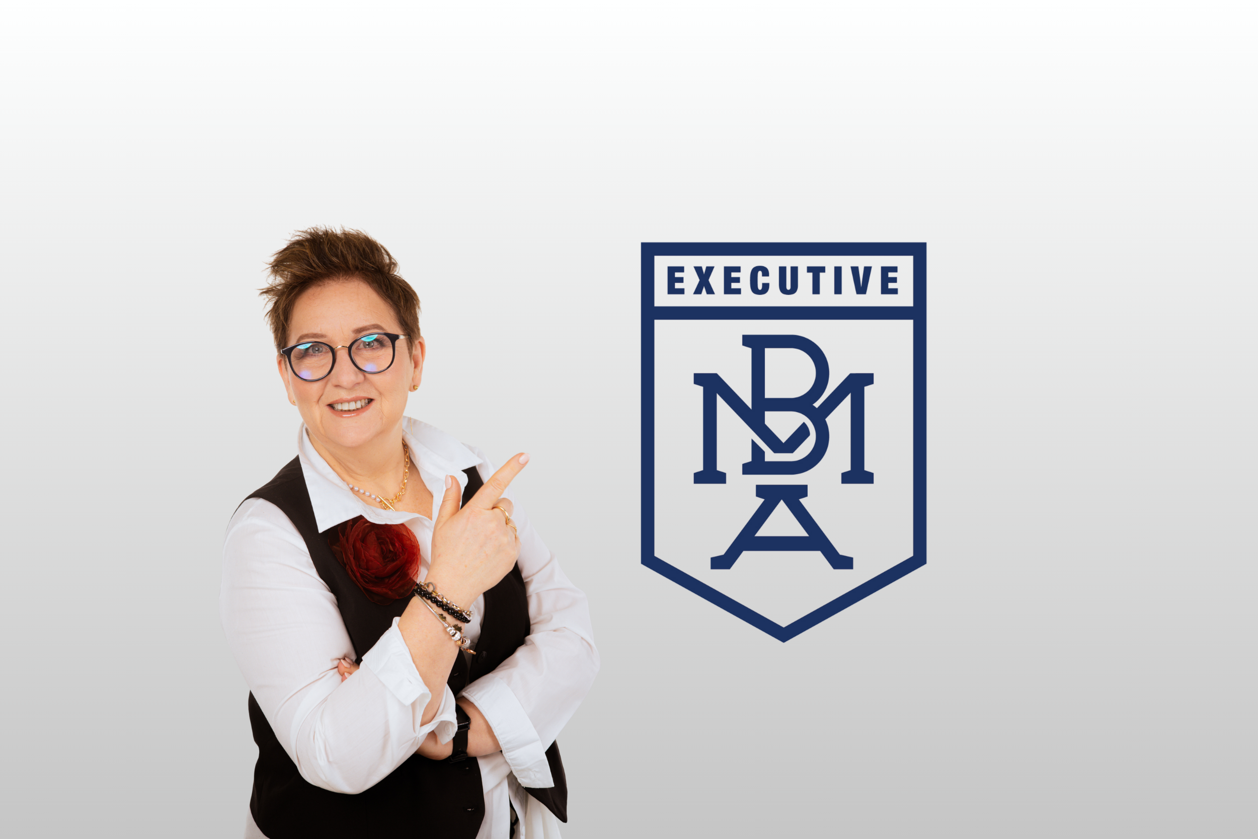 Elegancka kobieta wskazuje logo Executive MBA