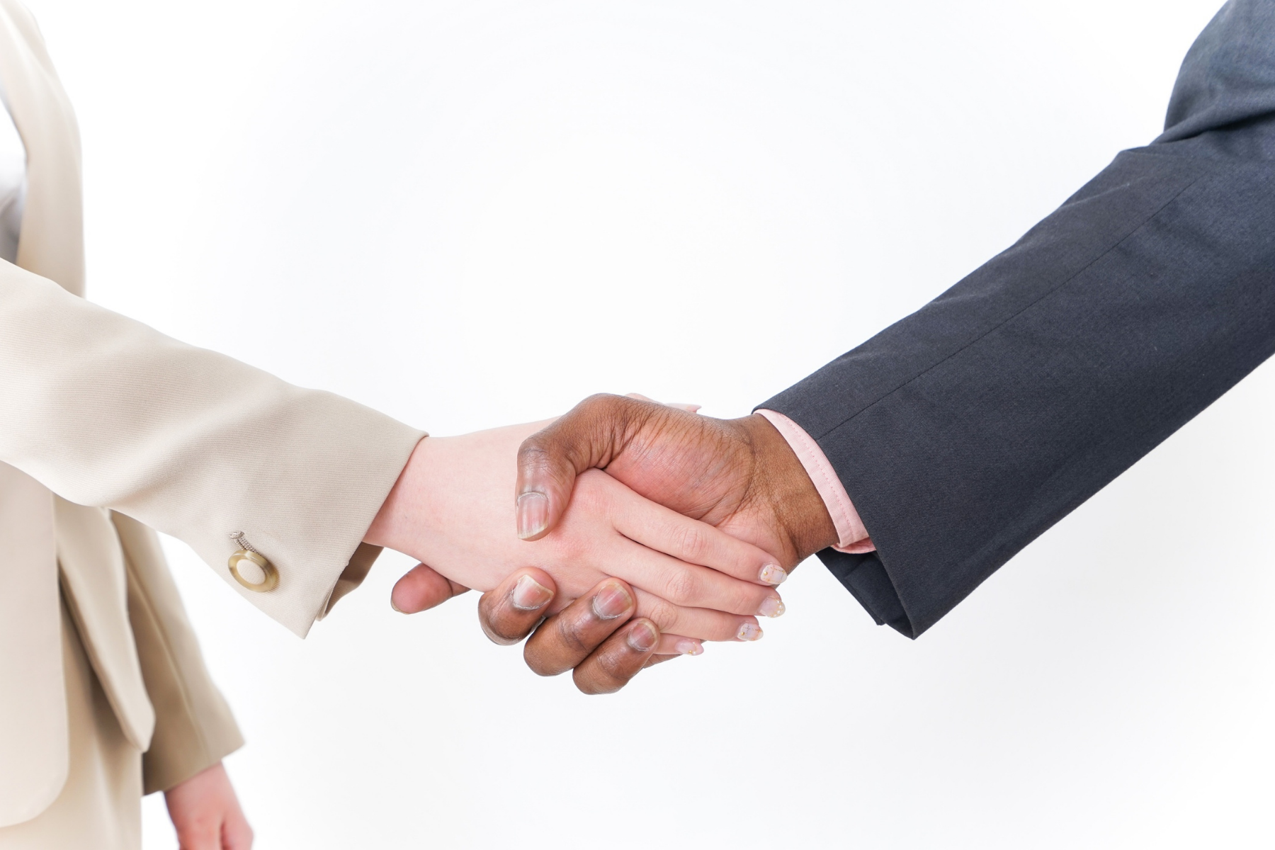 dłoń damska i męska w partnerskim uścisku