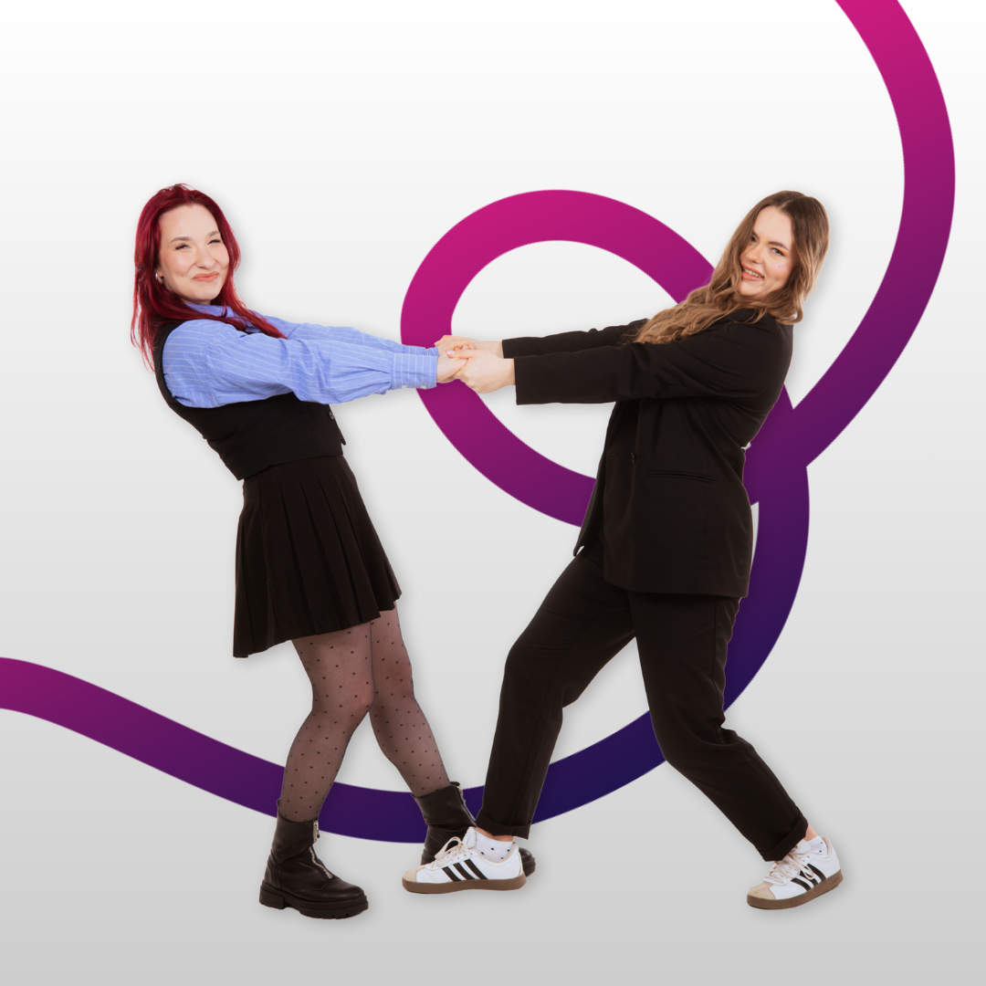 Dwie młode dziewczyny trzymają się za ręce jakby miałyby zaraz tańczyć