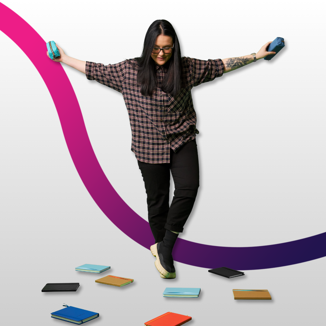 Studentka stoi na jednej nodze, patrzy się na książki rozłożone na podłodze, ręce ma rozłożone na boki a w nich małe piórniki.