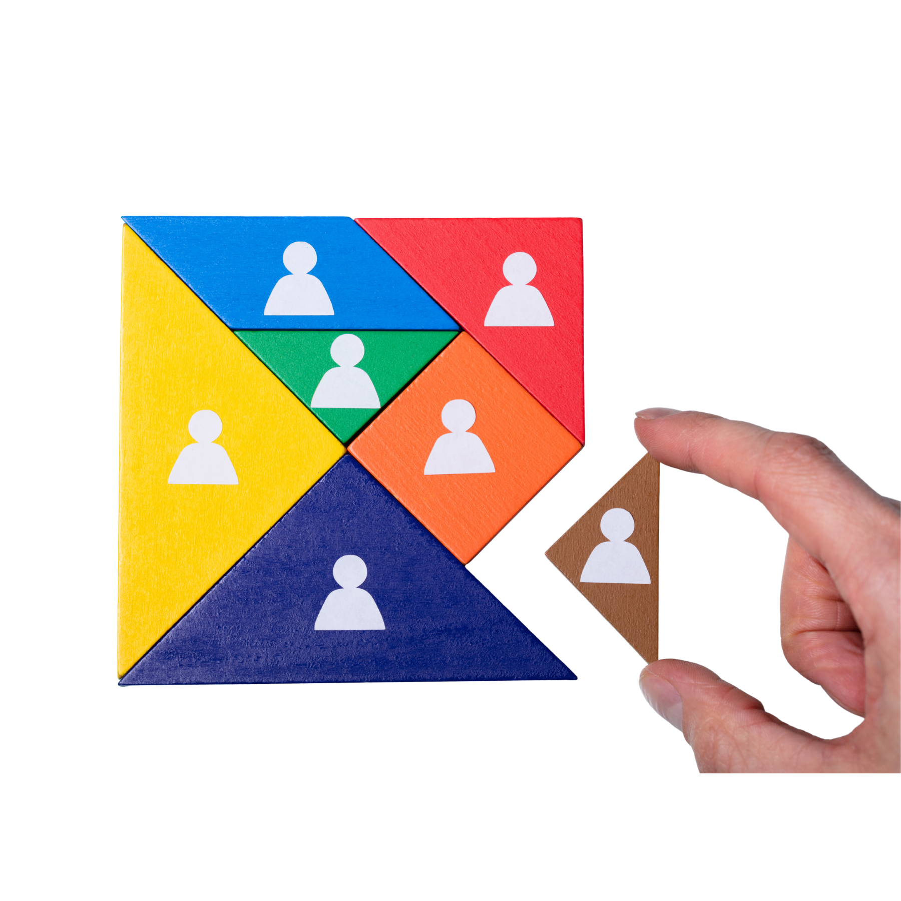 kolorowa układanka w odcieniach tęczy, na każdym kawałku jest narysowana białą postać, z prawej strony widoczna jest ręką która trzyma ostatni element układanki