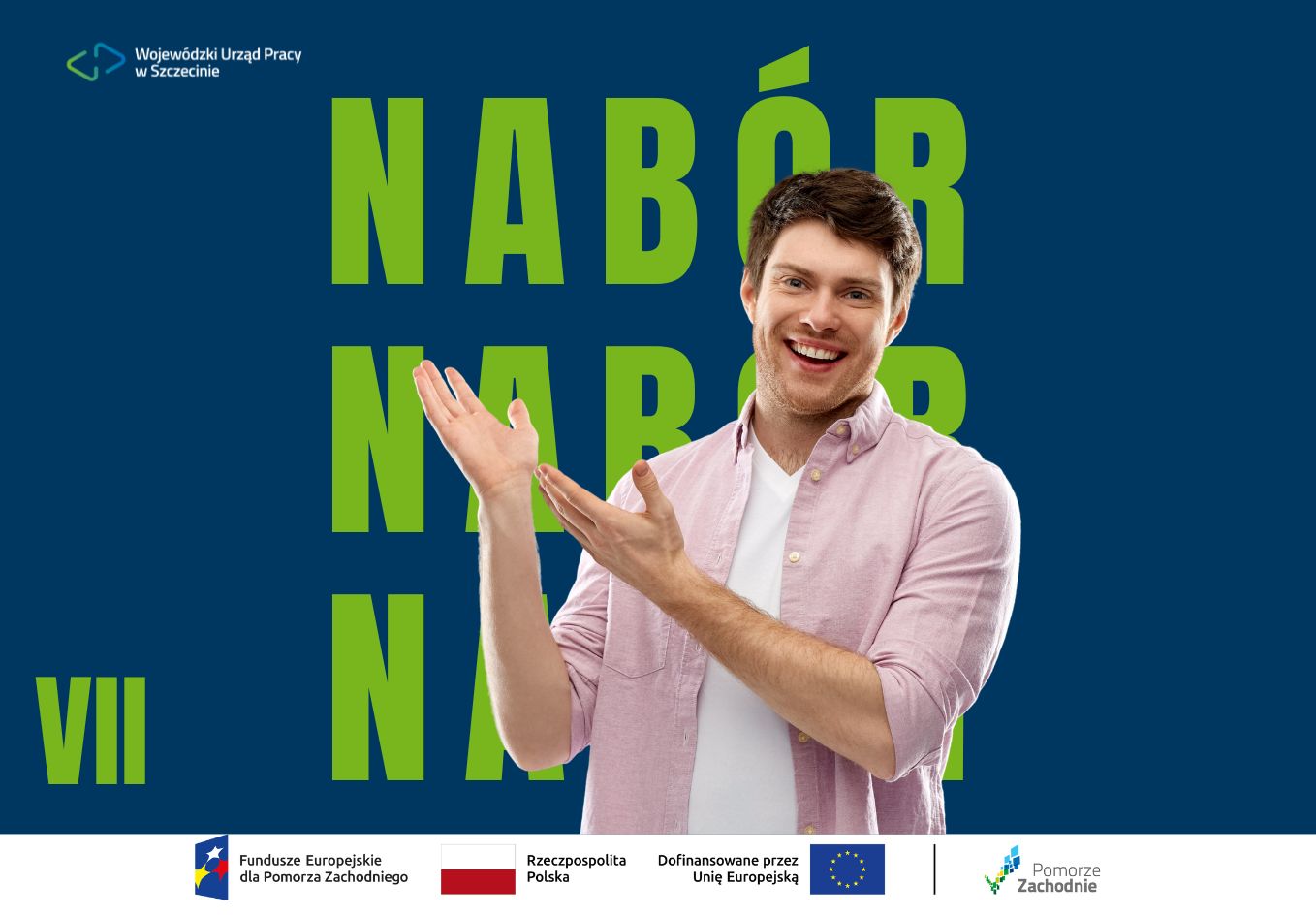 Nabór - mężcyzna wskazujący napis, ubrany w różową koszulę, uśmiechniety