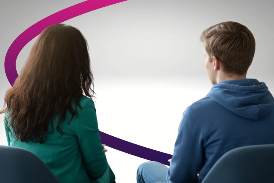 Dwie osoby siedzące tyłem