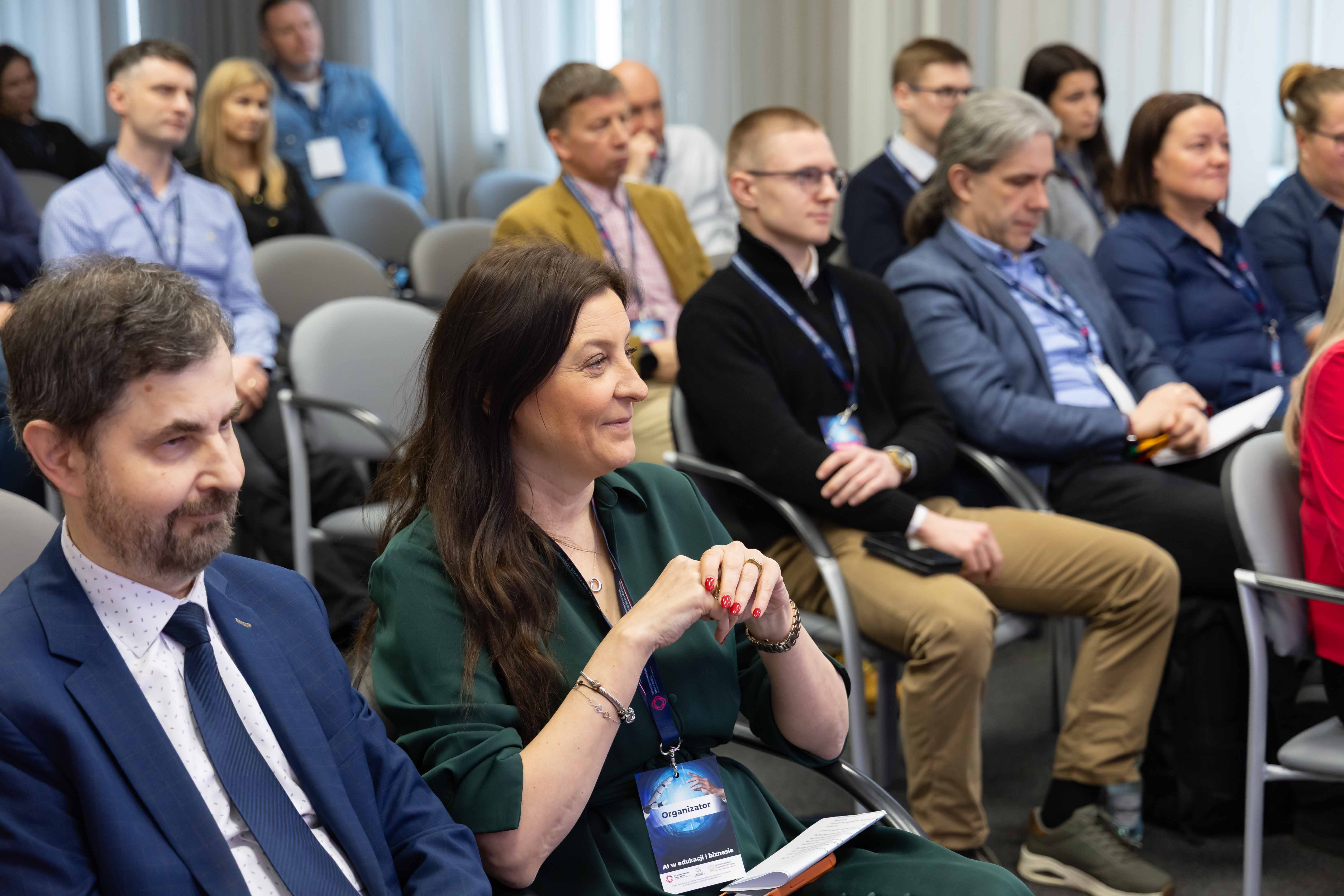 Uczestnicy knferecji wraz z Rektor ZPSB Justyną Osuch-Mallett oraz prorektorem ZPSB Cezarym Hendrykiem