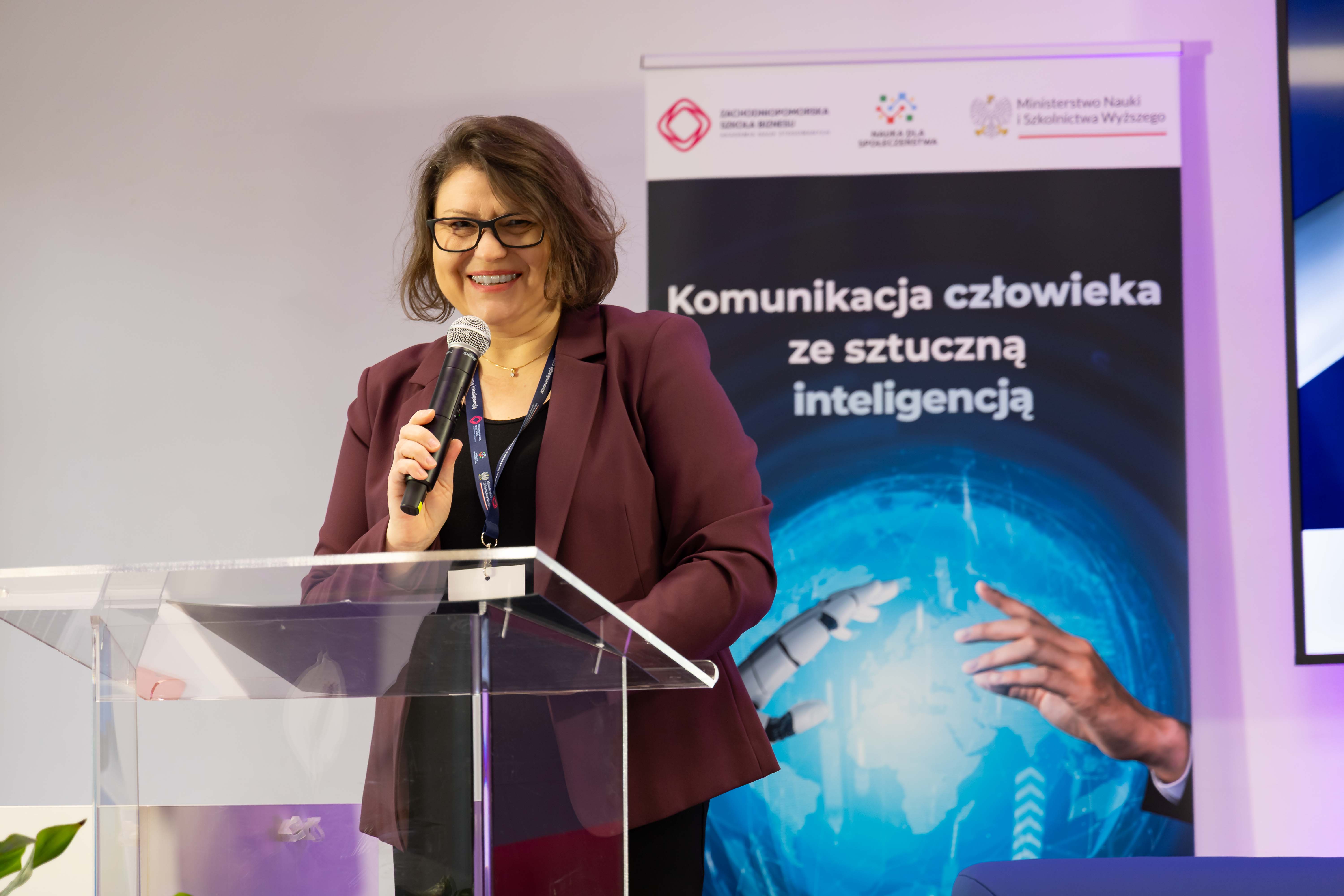 Dorota Dżega-Pietruszkiewicz podczas swojego wystąpienia