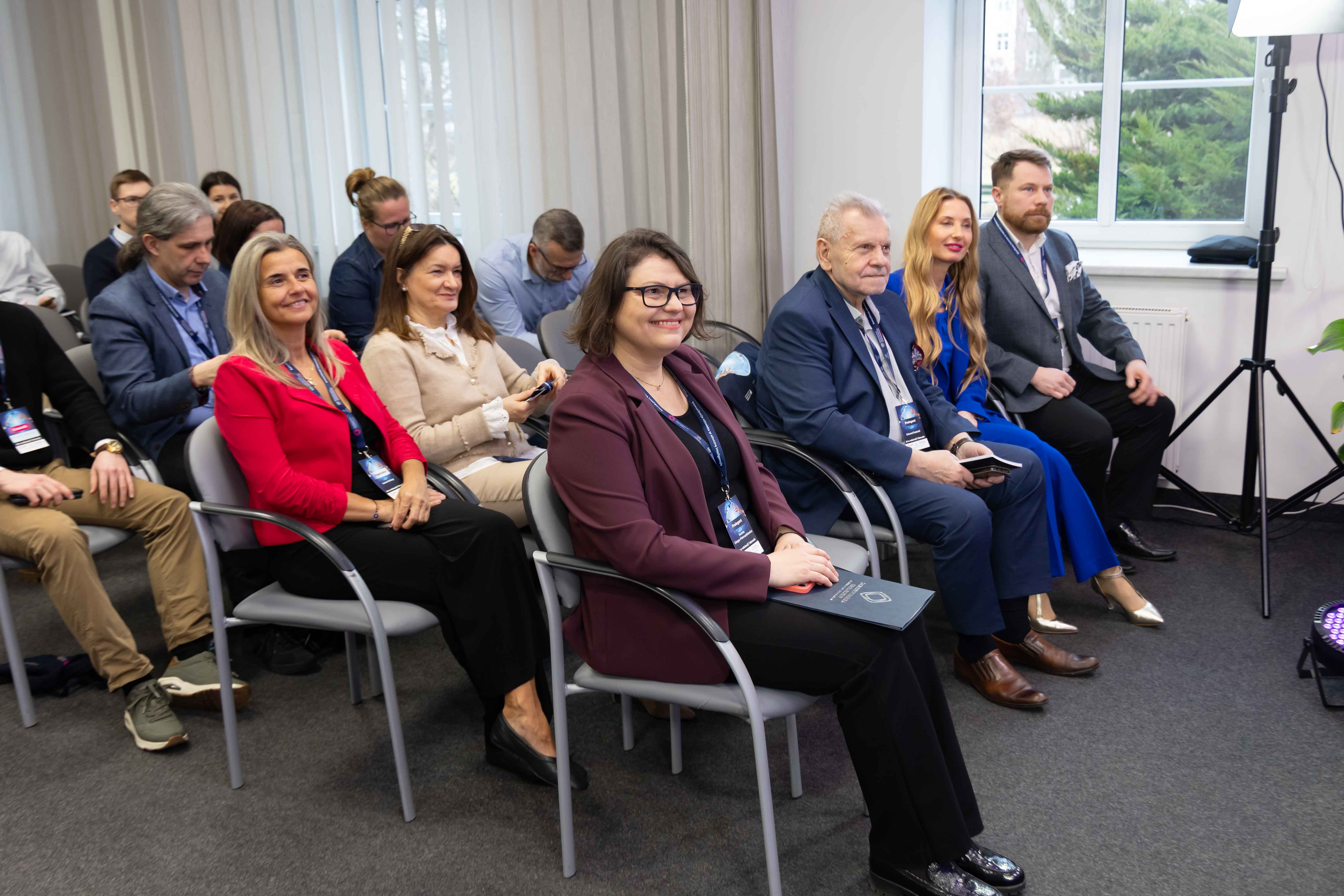 Prelegenci oczekujący na wystąpienie podczas konferencji 