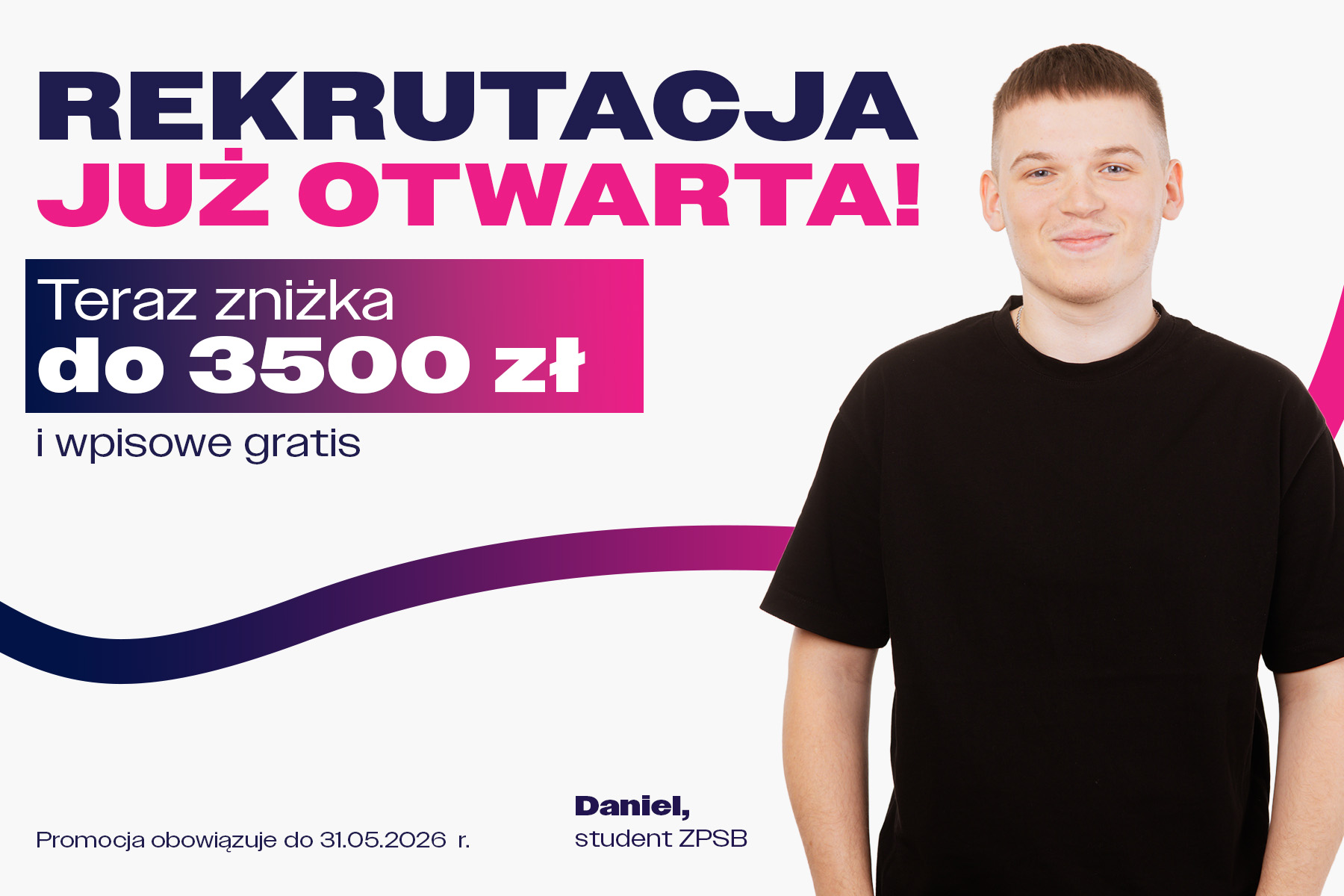 Student ZPSB ubrany na czarno z rękami w kieszeniach i informacja o otwartej rekrutacji zniżka do 3500 zł wpisowe 0 zł