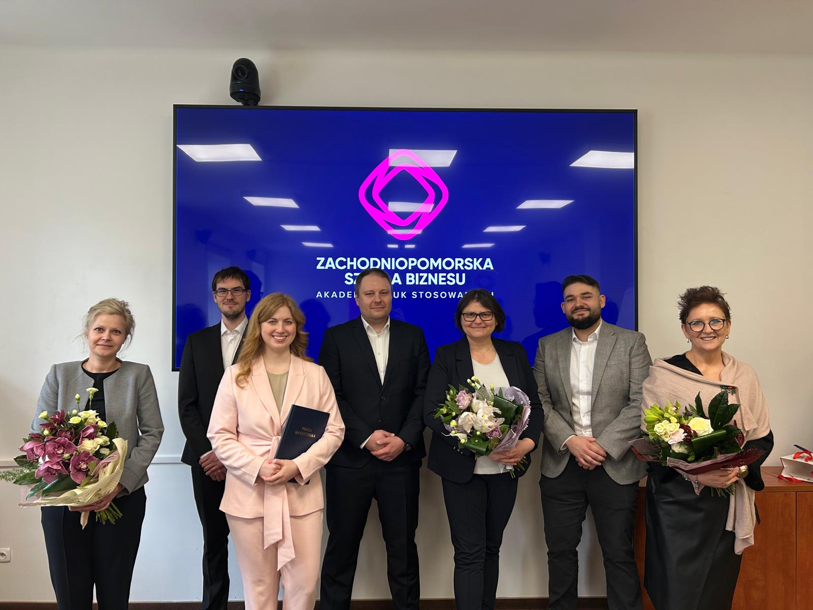 Absolwenci tuż po obronie wraz z promotorem, przewodniczącym komisji i recenzentem