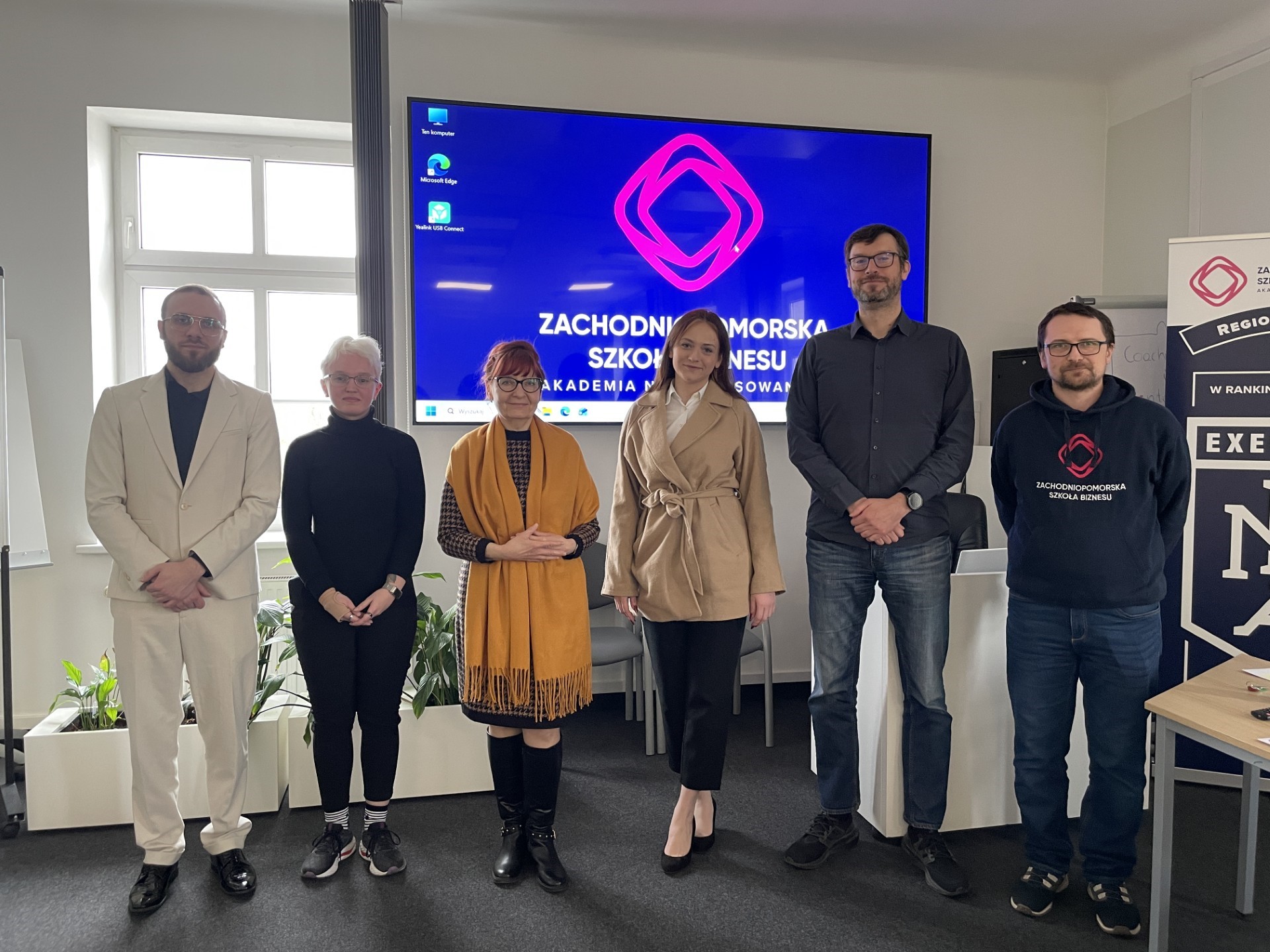 Absolwenci tuż po obronie wraz z promotorem, przewodniczącym komisji i recenzentem