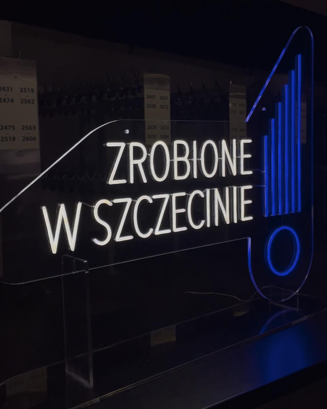 Neon biało-niebieski jako logo Zrobione w Szczecinie
