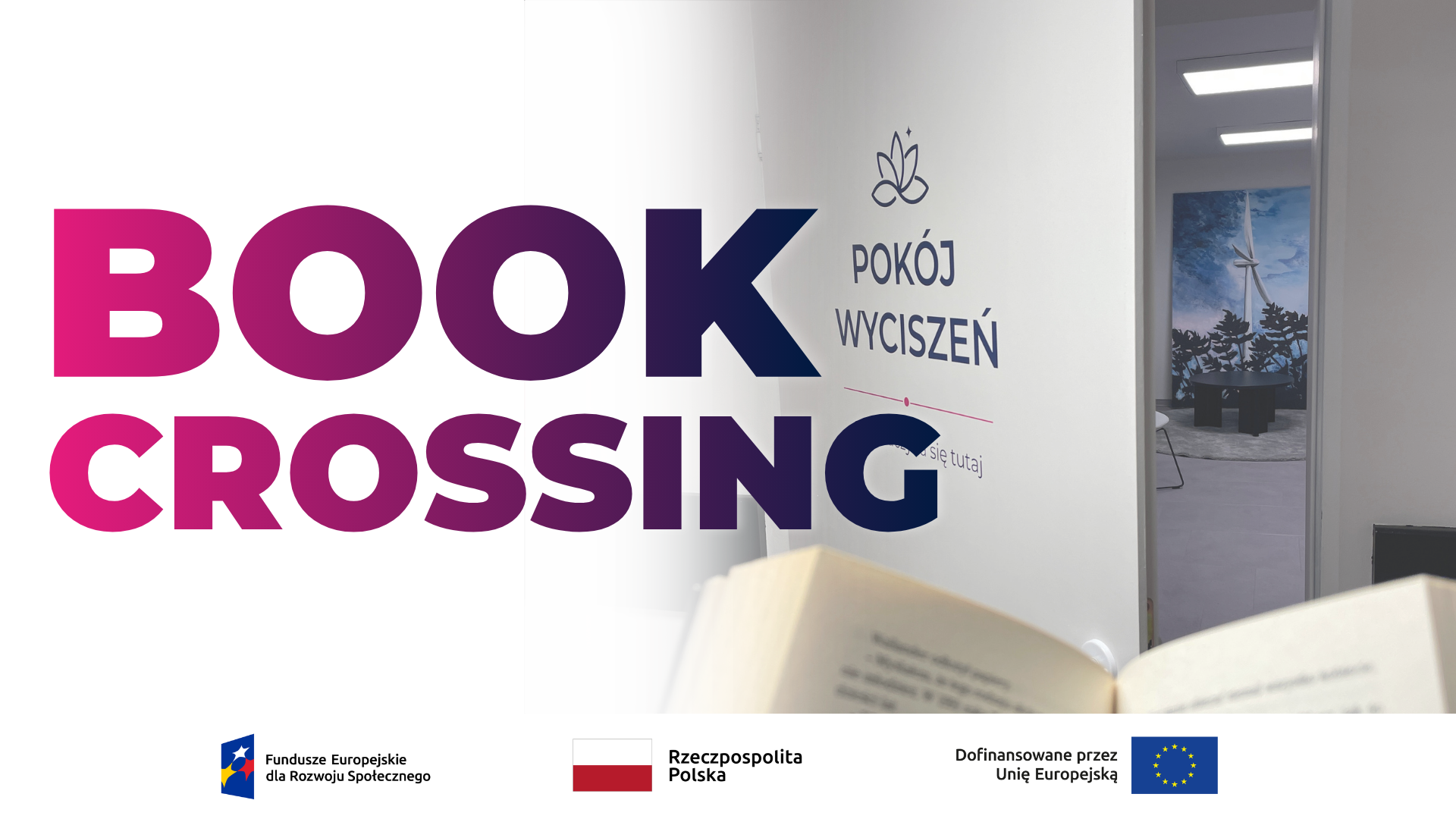 Lekko uchylone drzwi z napisem Pokój wyciszeń, na pierwszym planie ucięty kadr otwartej książki, z lewej strony nagłówek BOOK CROSSING