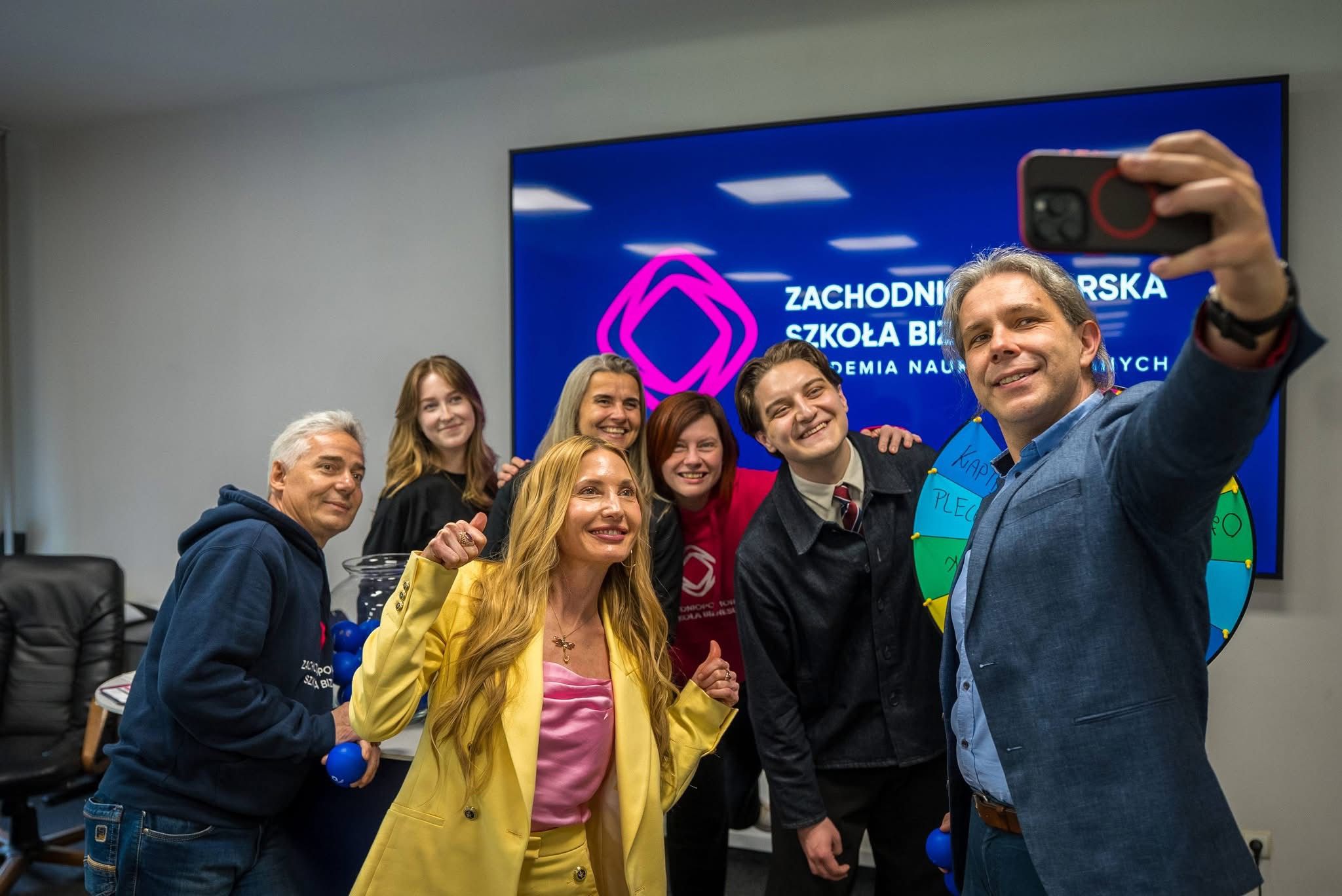 Uczestnicy i organizatorzy ZPSB robią wspólne selfie podczas wydarzeń festiwalu PRZEPŁYW w siedzibie uczelni.
