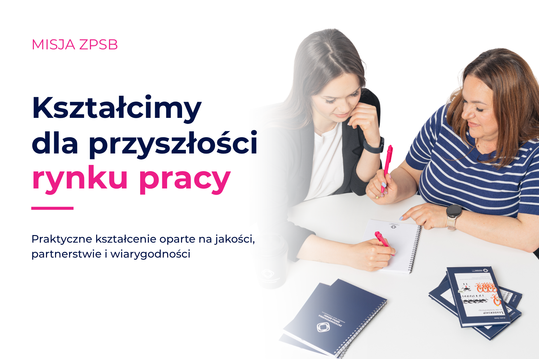 Dwie studentki siedzą przy stole i coś notują, na stole leżą książki i notatniki z logotypami ZPSB