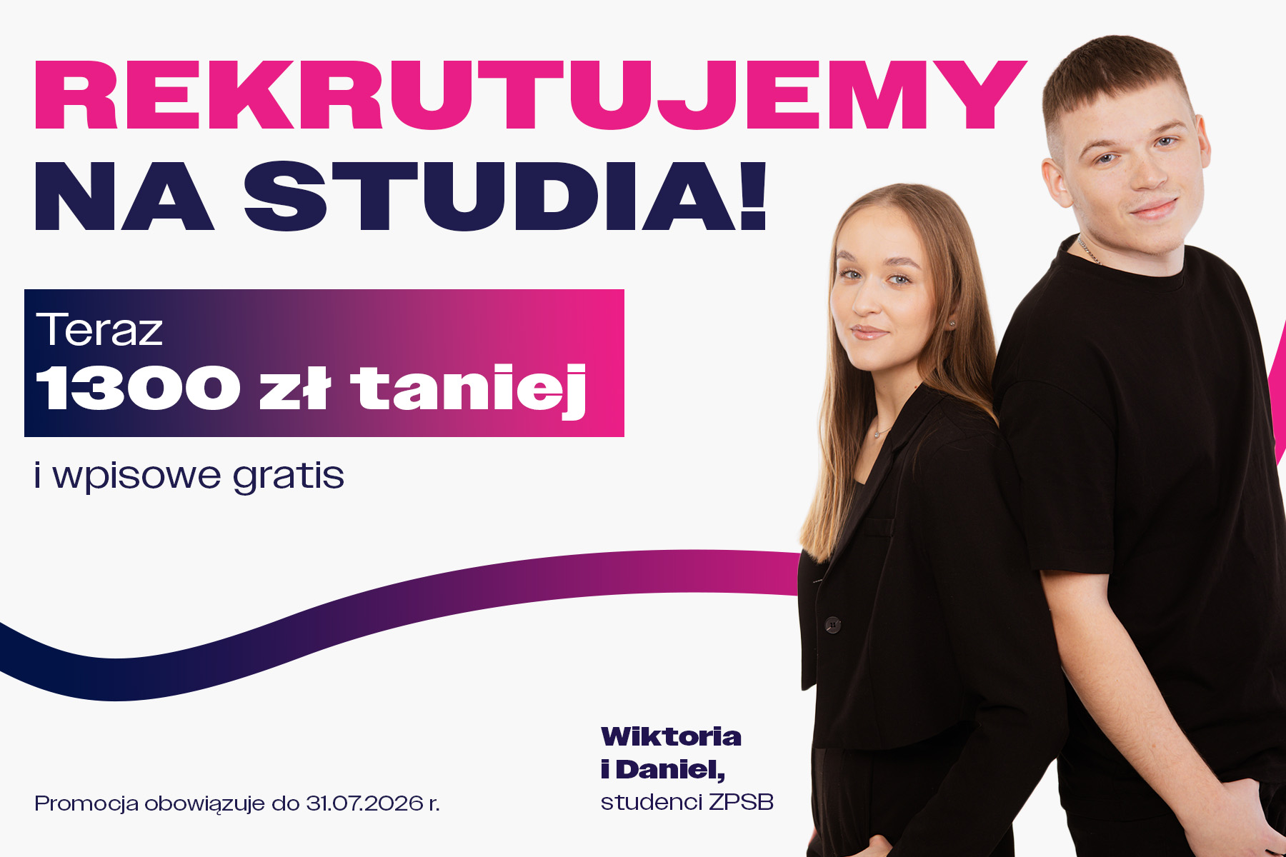 Napis Rekrutujemy na studia teraz 1300 zł taniej i wpisowe gratis, obok studenci ZPSB Wiktoria i Daniel