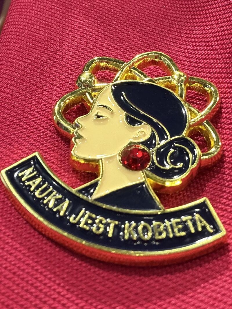 Przypinka z napisem nauka jest kobietą