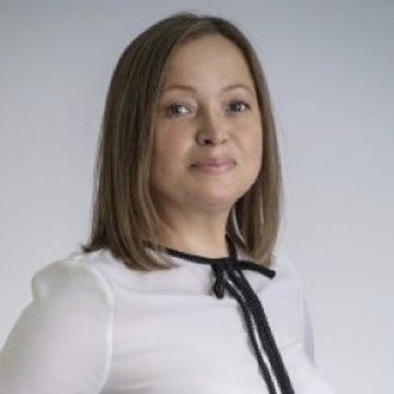 Kobieta w białej koszuli z włosami do ramion. Wykładowca Beata Dobińska.