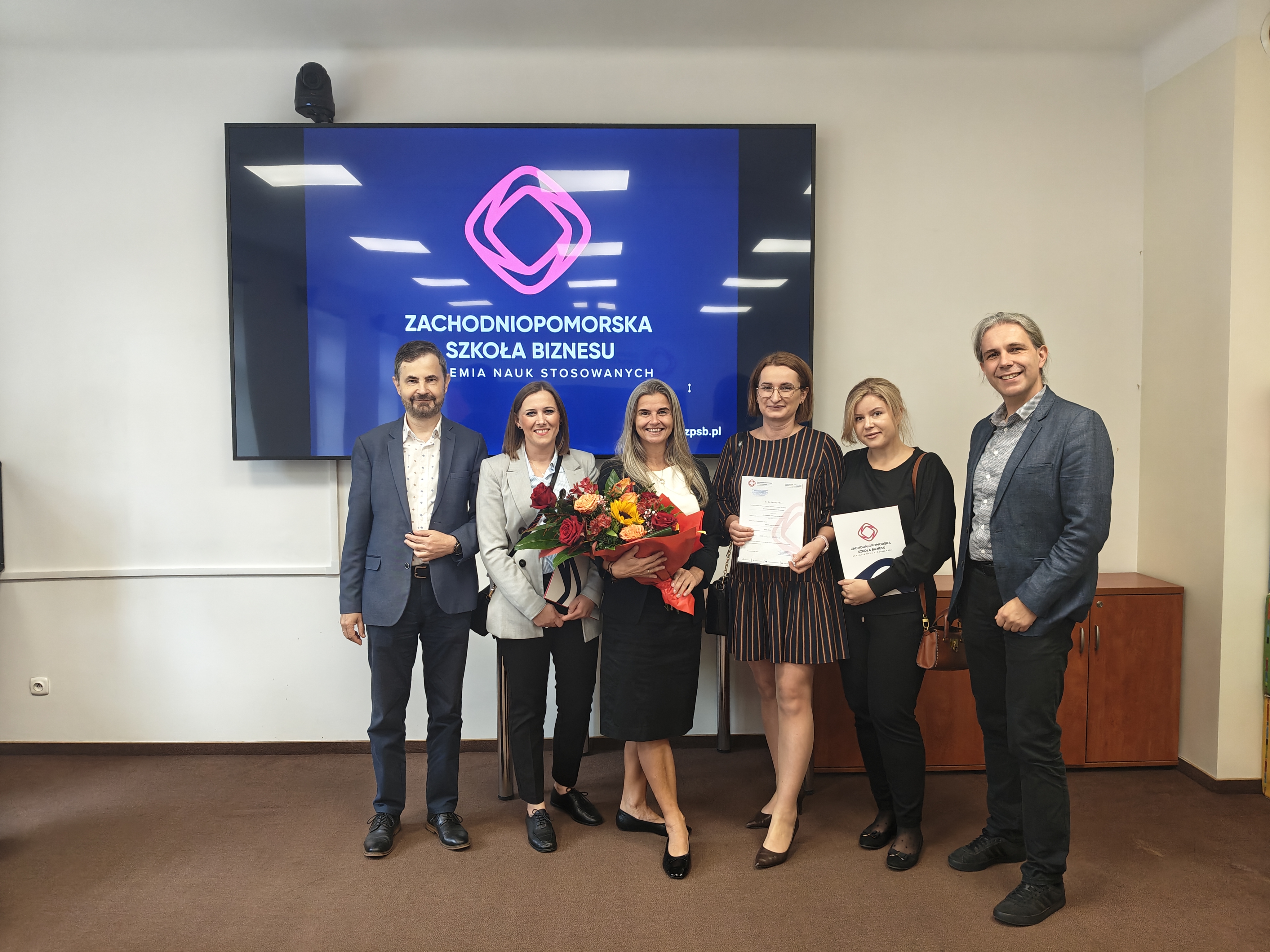 Grupa absolwentów po obronie prac dyplomowych 