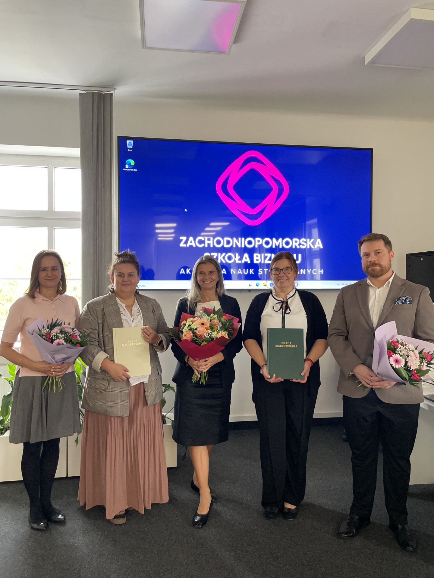 Grupa absolwentów po obronie prac dyplomowych 